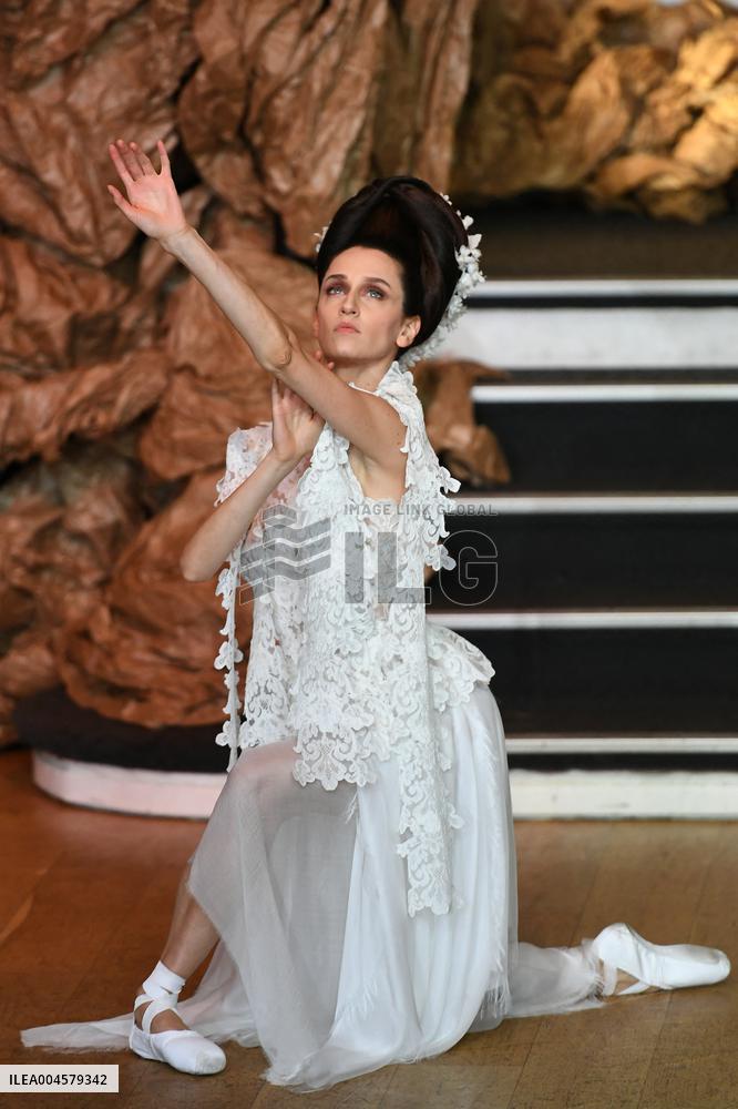 PFW - Franck Sorbier Runway in Paris FA