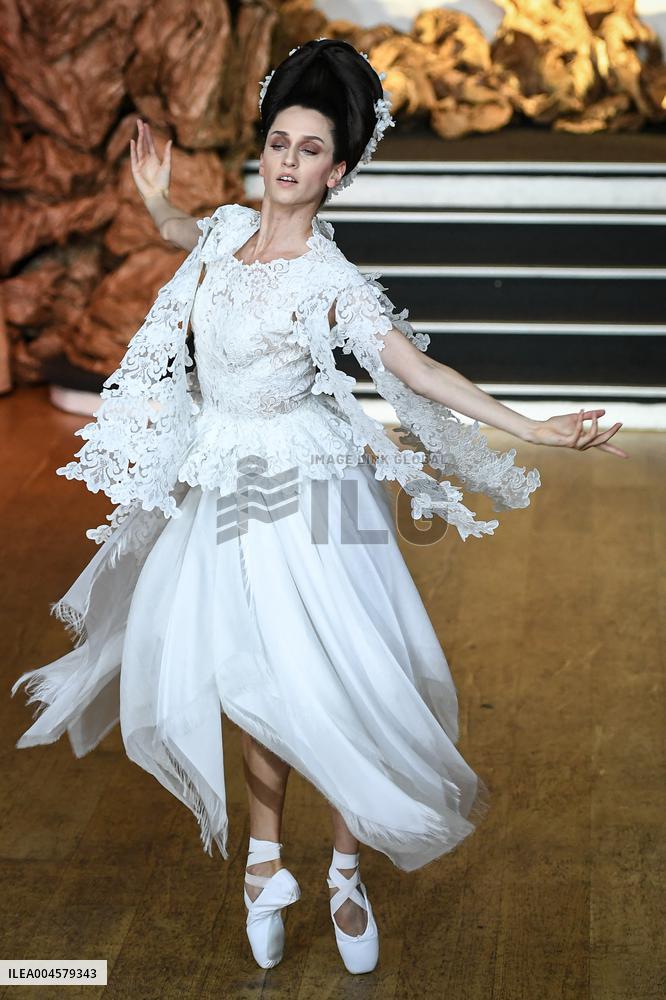 PFW - Franck Sorbier Runway in Paris FA