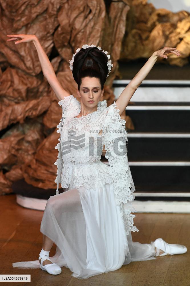 PFW - Franck Sorbier Runway in Paris FA