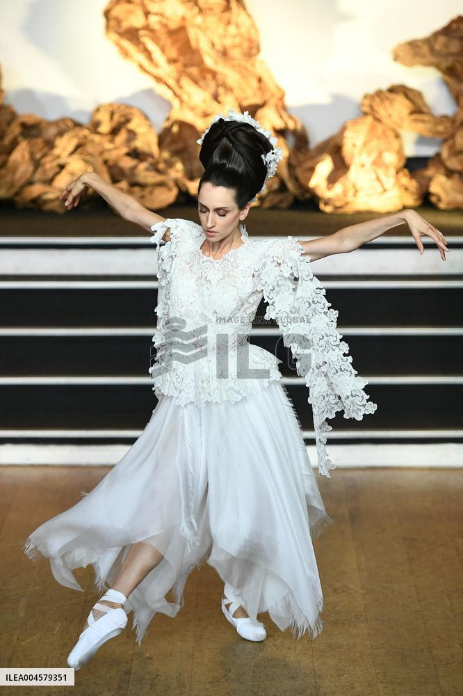 PFW - Franck Sorbier Runway in Paris FA