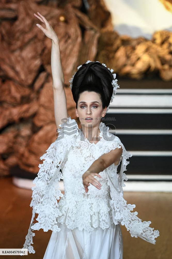 PFW - Franck Sorbier Runway in Paris FA