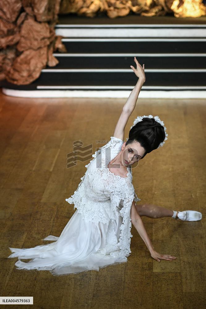 PFW - Franck Sorbier Runway in Paris FA