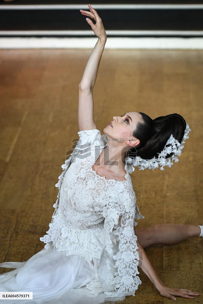 PFW - Franck Sorbier Runway in Paris FA