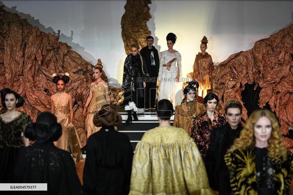 PFW - Franck Sorbier Runway in Paris FA