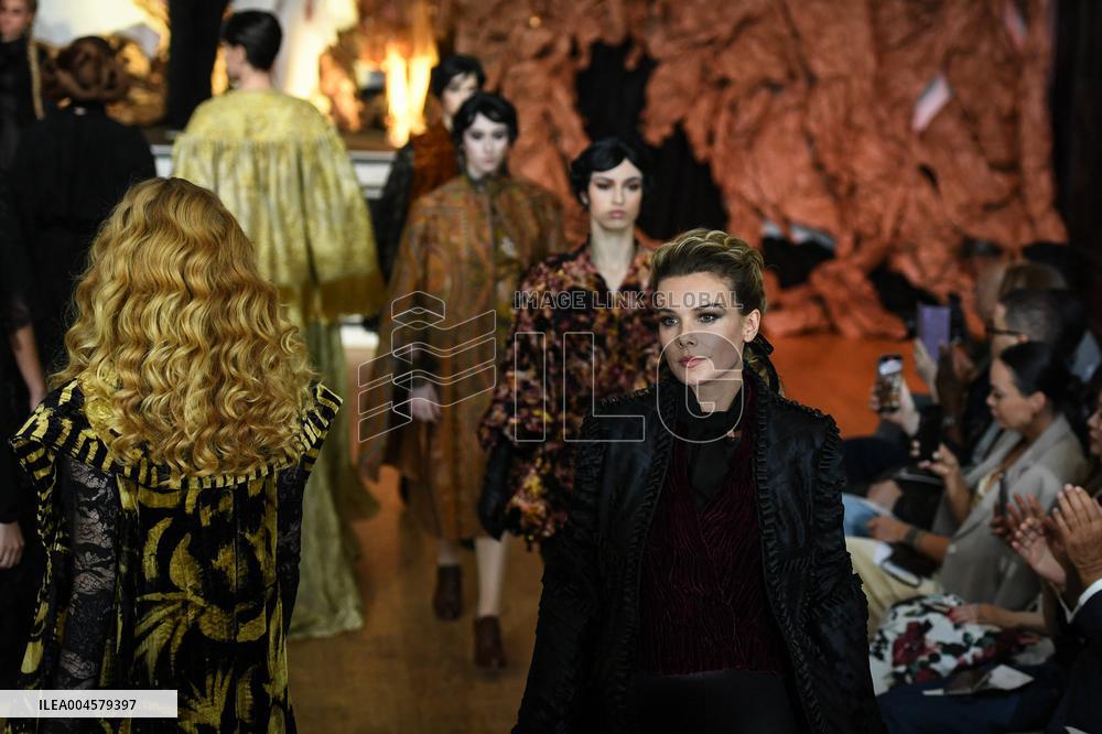 PFW - Franck Sorbier Runway in Paris FA