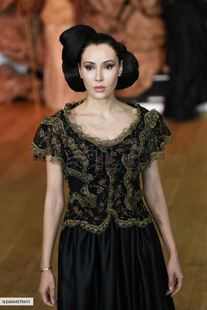 PFW - Franck Sorbier Runway in Paris FA