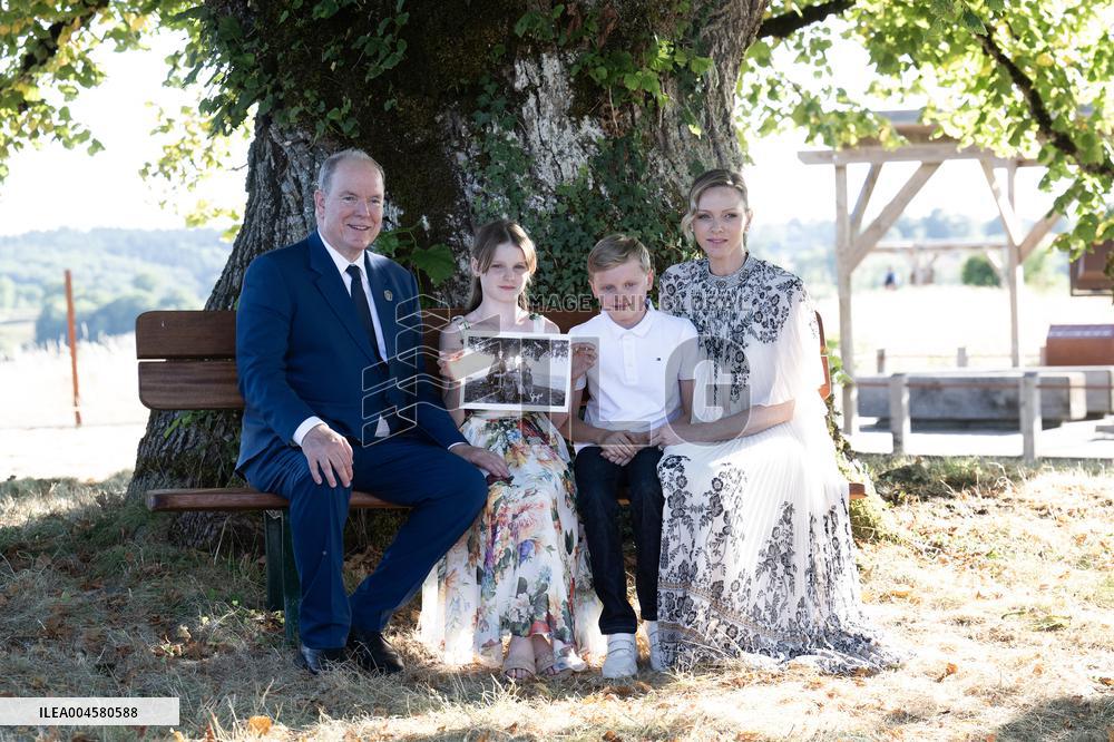 NO TABLOIDS WEB & PRINT - Princely Family of Monaco in Visit  - Carlat