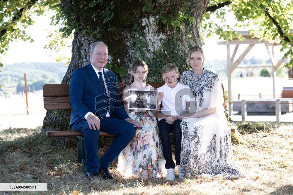 NO TABLOIDS WEB & PRINT - Princely Family of Monaco in Visit  - Carlat