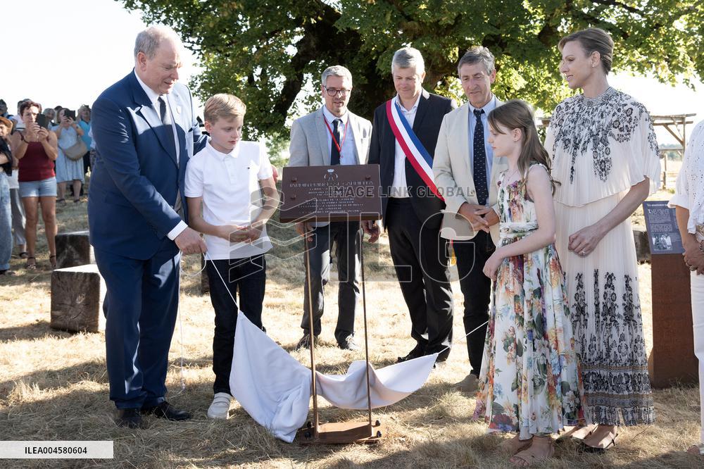 NO TABLOIDS WEB & PRINT - Princely Family of Monaco in Visit  - Carlat