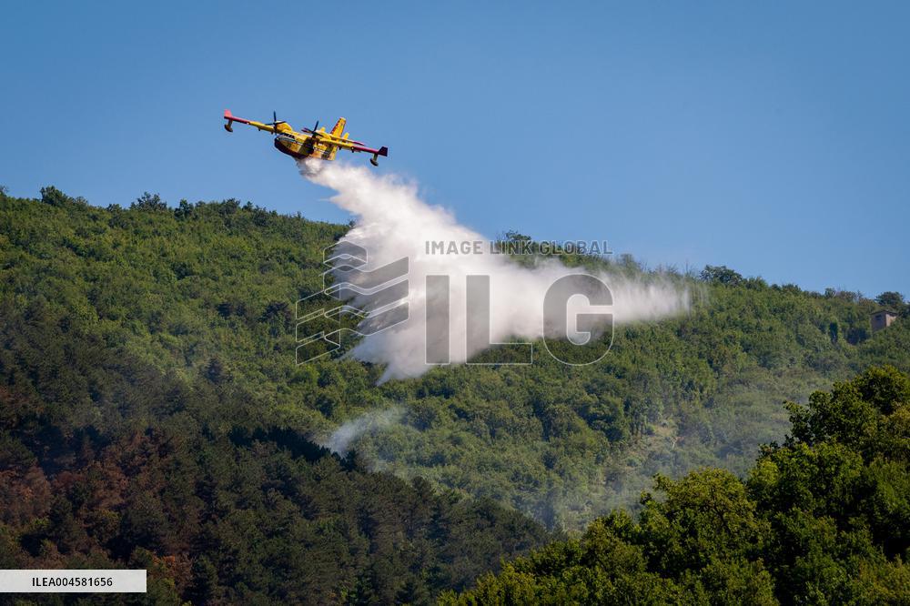 Rieti Mountain Fire Air Rescue Operations Underway - Italy