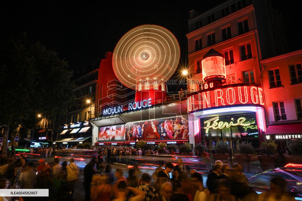 Moulin Rouge cabaret wings back to work in Paris FA