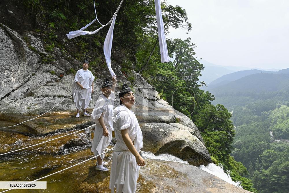 Sacred rope replaced at western Japan waterfall