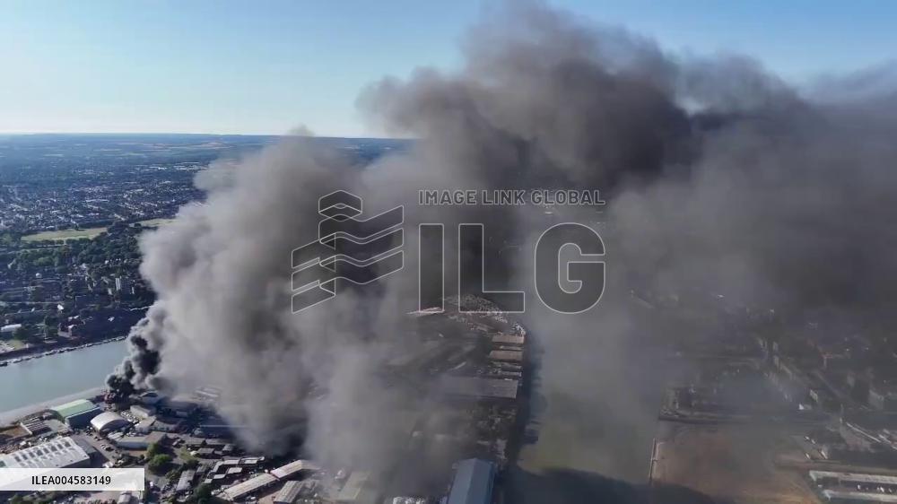 UK: Fire Breaks Out at Recycling Facility in Rochester 2