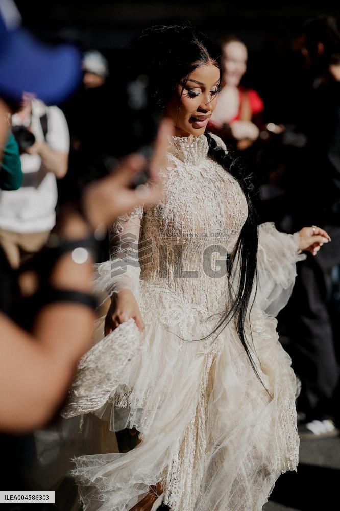 FFW - Ashi Studio Street Style