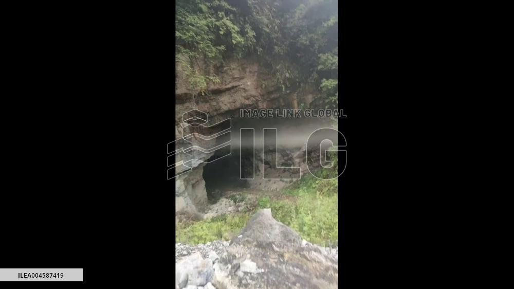 China: Tourists Amazed by Chilling Mist From Cave Mouth