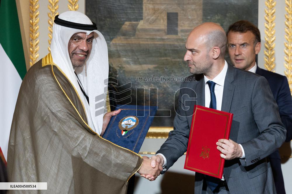 Signing of a bilateral agreement with Kuwait at the Elysee - Paris