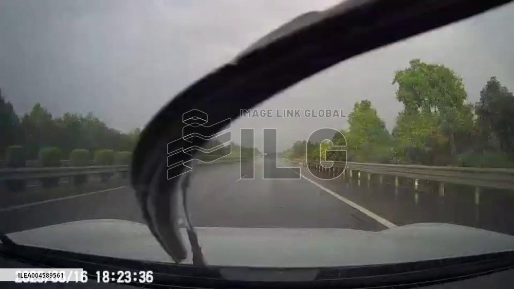 China: Dashcam Captures Skidding Car Regaining Control on Rain-Soaked Highway in Hangzhou