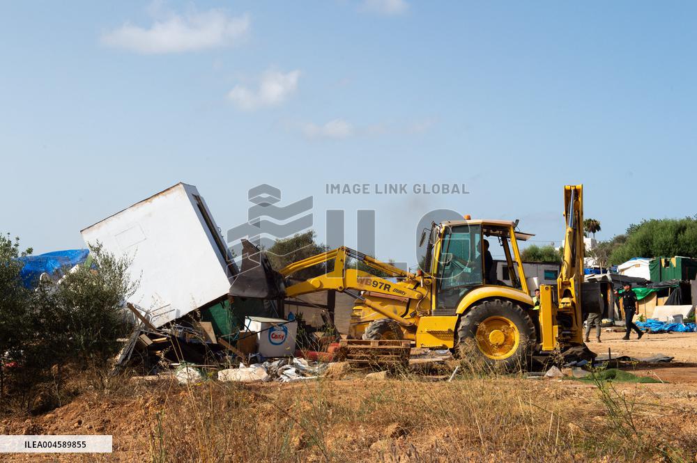 Eviction of Can Rova 2 in Santa Eularia - Ibiza