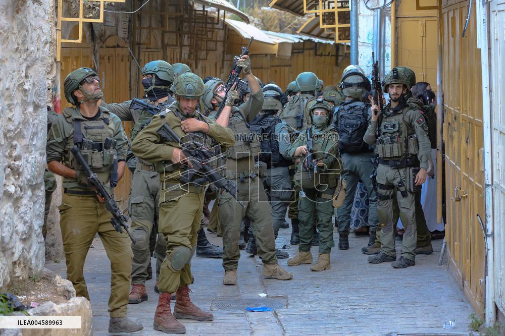 Israeli Settlers In Old City of Hebron - Palestine