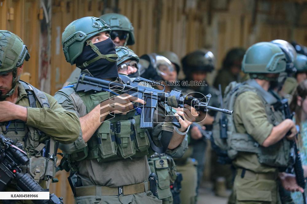 Israeli Settlers In Old City of Hebron - Palestine
