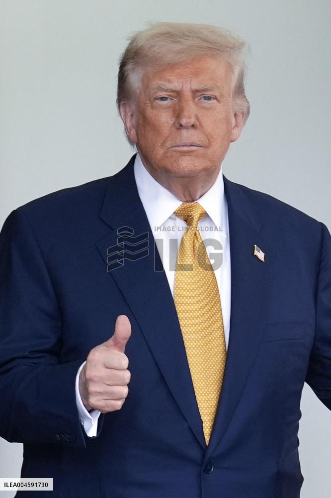 Donald Trump greets Salman bin Hamad Al Khalifa - Washington