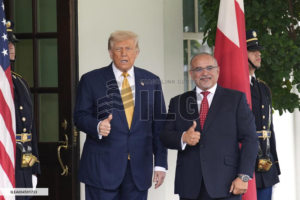 Donald Trump greets Salman bin Hamad Al Khalifa - Washington