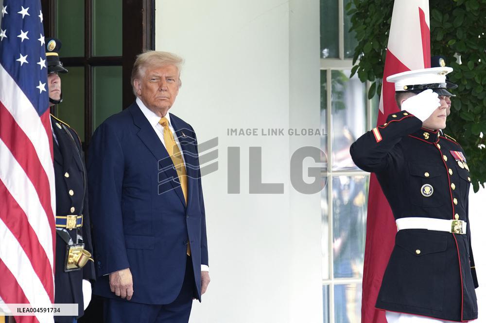 Donald Trump greets Salman bin Hamad Al Khalifa - Washington