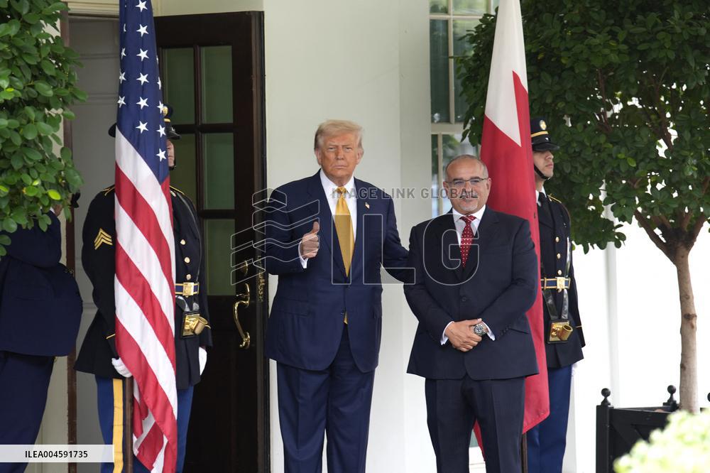 Donald Trump greets Salman bin Hamad Al Khalifa - Washington