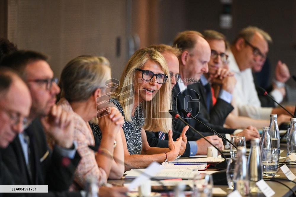 Presentation of the government strategy for youth employment in Paris FA