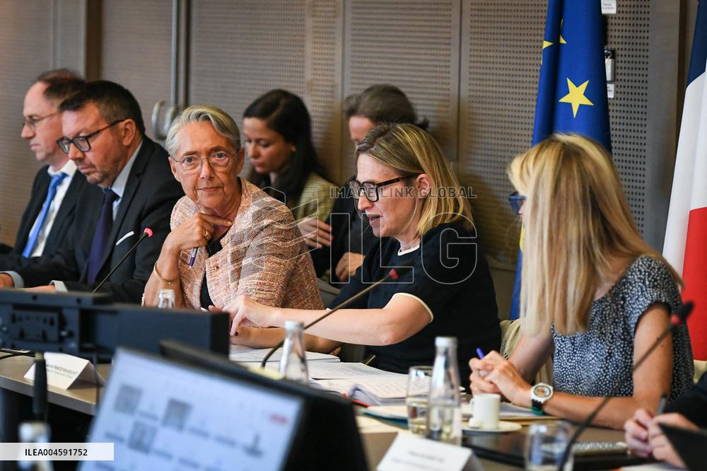 Presentation of the government strategy for youth employment in Paris FA