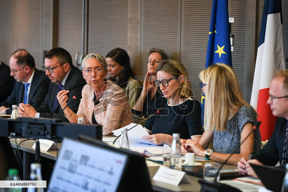 Presentation of the government strategy for youth employment in Paris FA