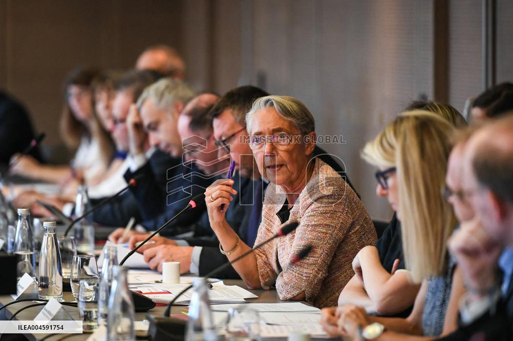 Presentation of the government strategy for youth employment in Paris FA