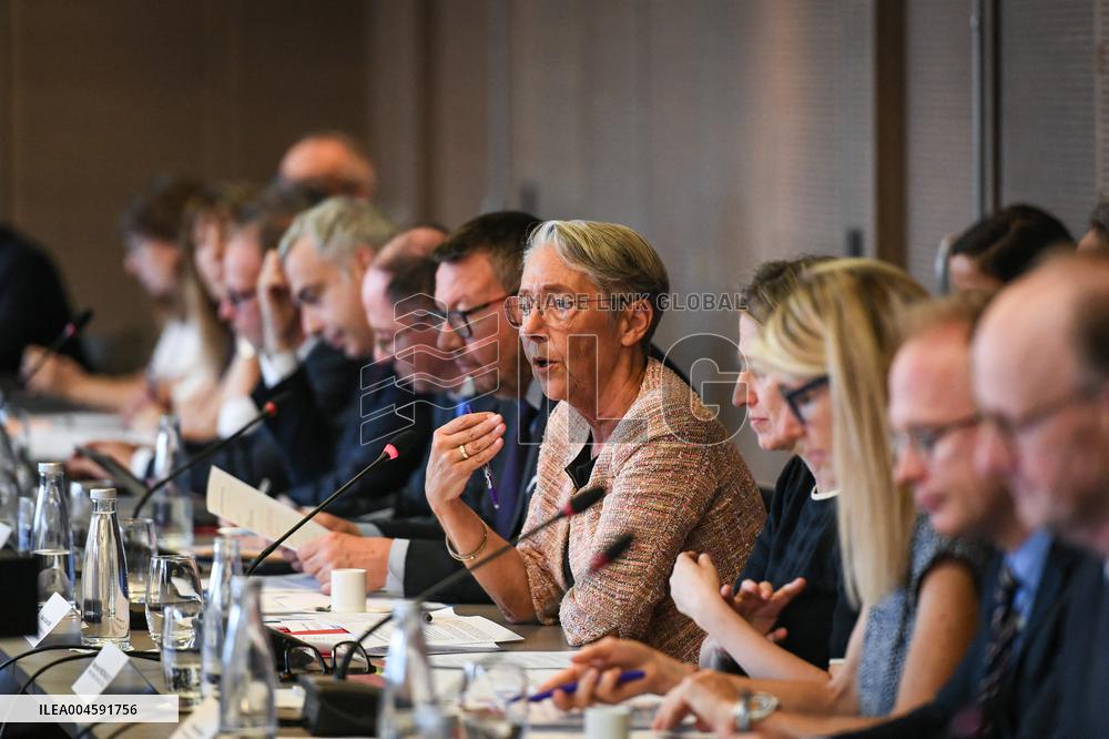 Presentation of the government strategy for youth employment in Paris FA