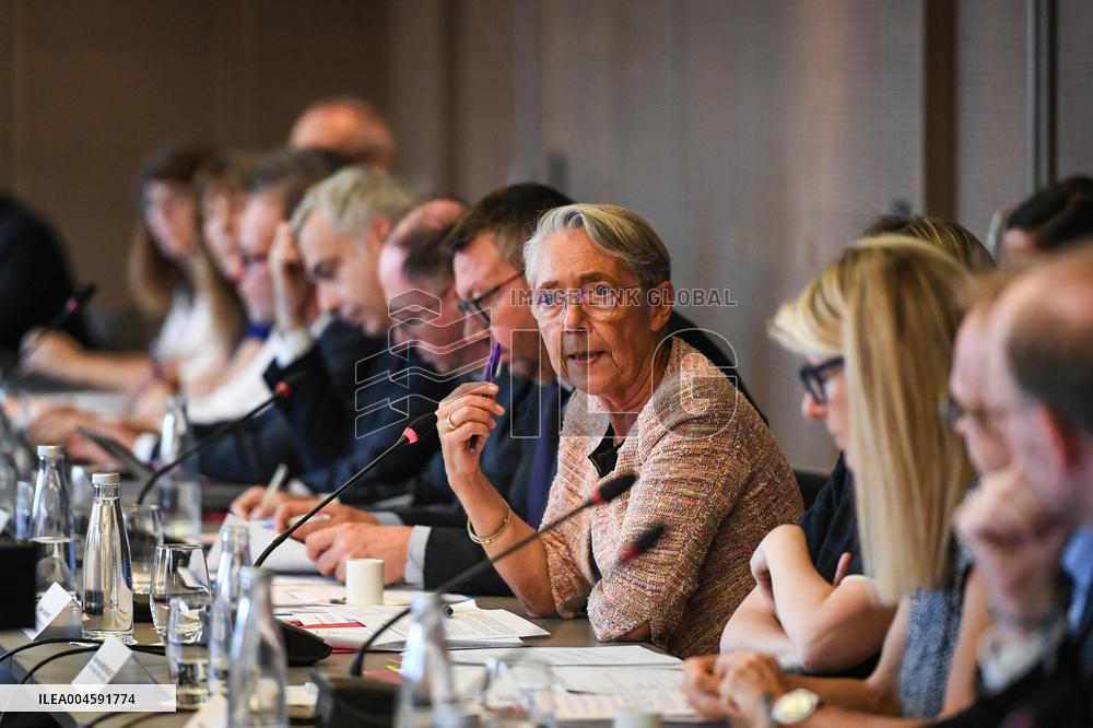 Presentation of the government strategy for youth employment in Paris FA