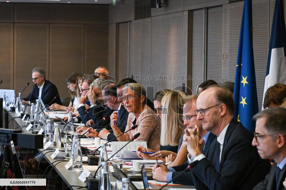 Presentation of the government strategy for youth employment in Paris FA