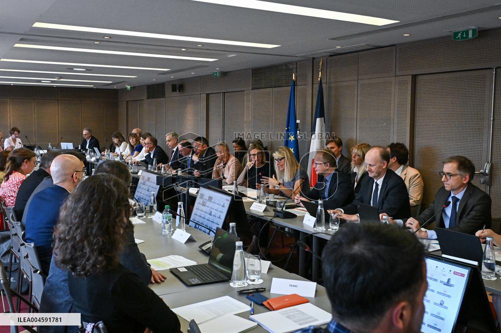 Presentation of the government strategy for youth employment in Paris FA