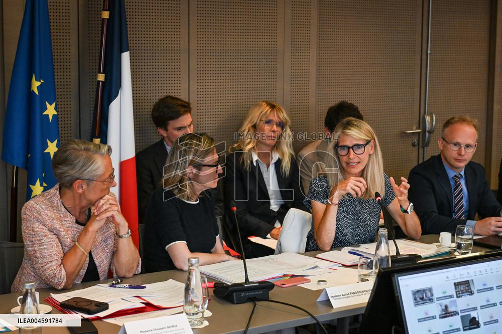 Presentation of the government strategy for youth employment in Paris FA