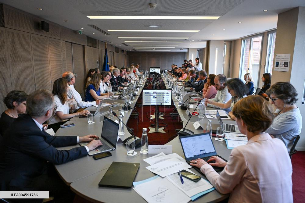 Presentation of the government strategy for youth employment in Paris FA