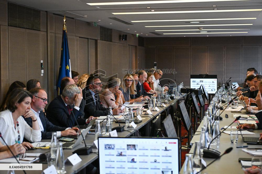 Presentation of the government strategy for youth employment in Paris FA