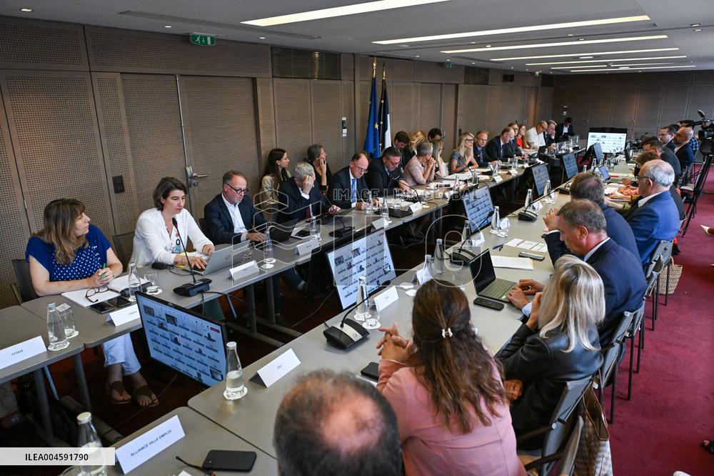 Presentation of the government strategy for youth employment in Paris FA