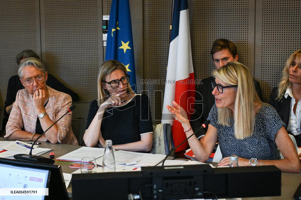 Presentation of the government strategy for youth employment in Paris FA