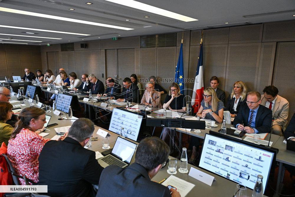 Presentation of the government strategy for youth employment in Paris FA