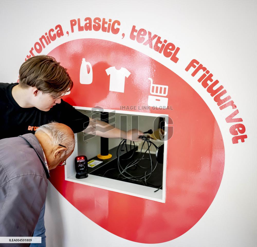 Recycling Center Droppie Rewards Consumers for Clean Waste - The Hague