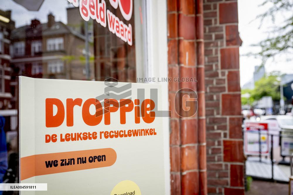 Recycling Center Droppie Rewards Consumers for Clean Waste - The Hague