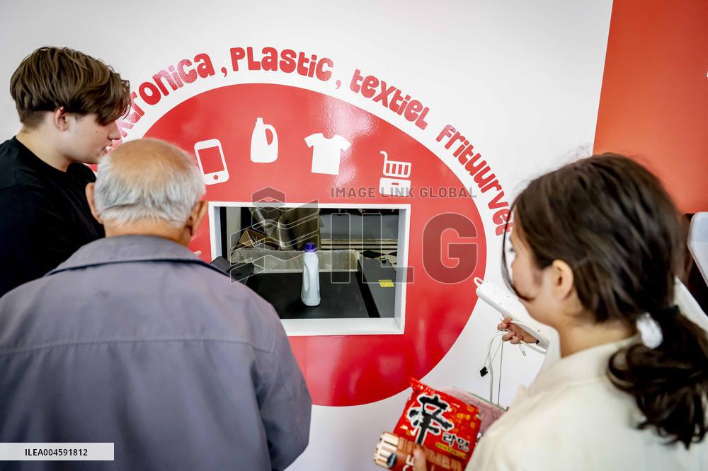 Recycling Center Droppie Rewards Consumers for Clean Waste - The Hague