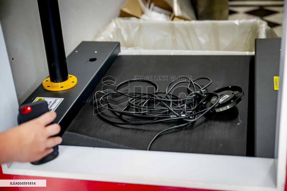 Recycling Center Droppie Rewards Consumers for Clean Waste - The Hague