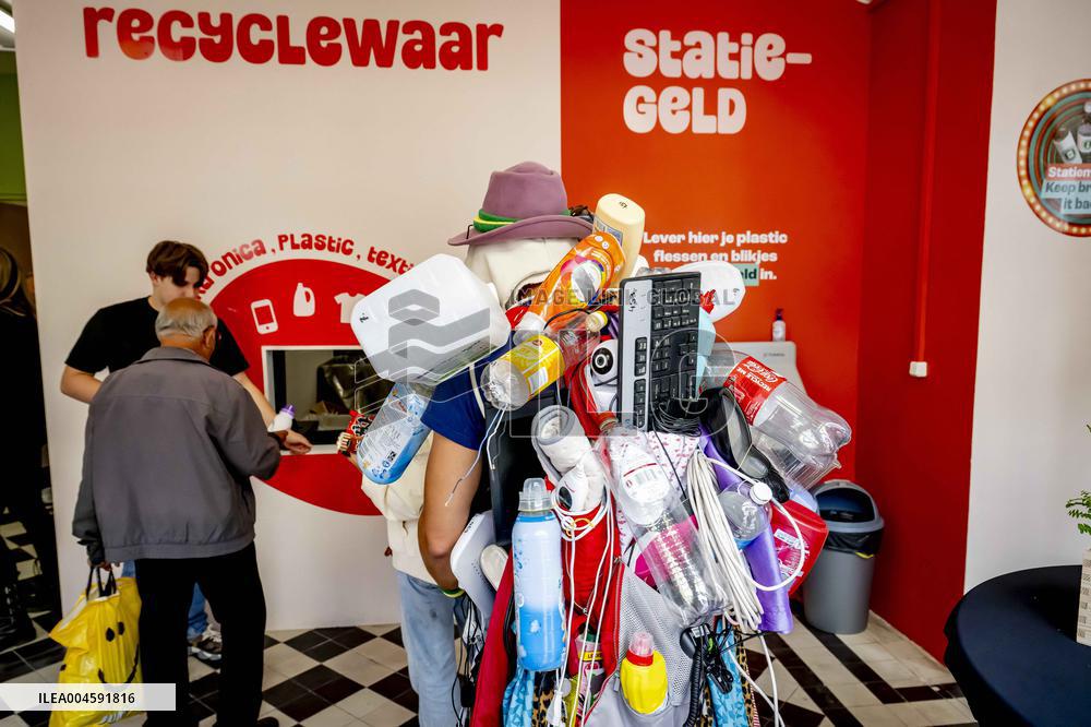 Recycling Center Droppie Rewards Consumers for Clean Waste - The Hague