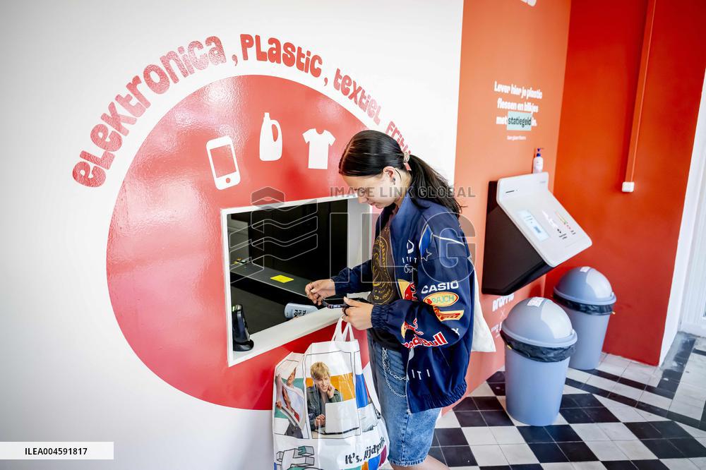 Recycling Center Droppie Rewards Consumers for Clean Waste - The Hague