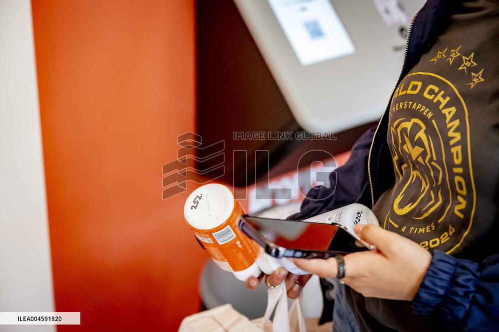 Recycling Center Droppie Rewards Consumers for Clean Waste - The Hague