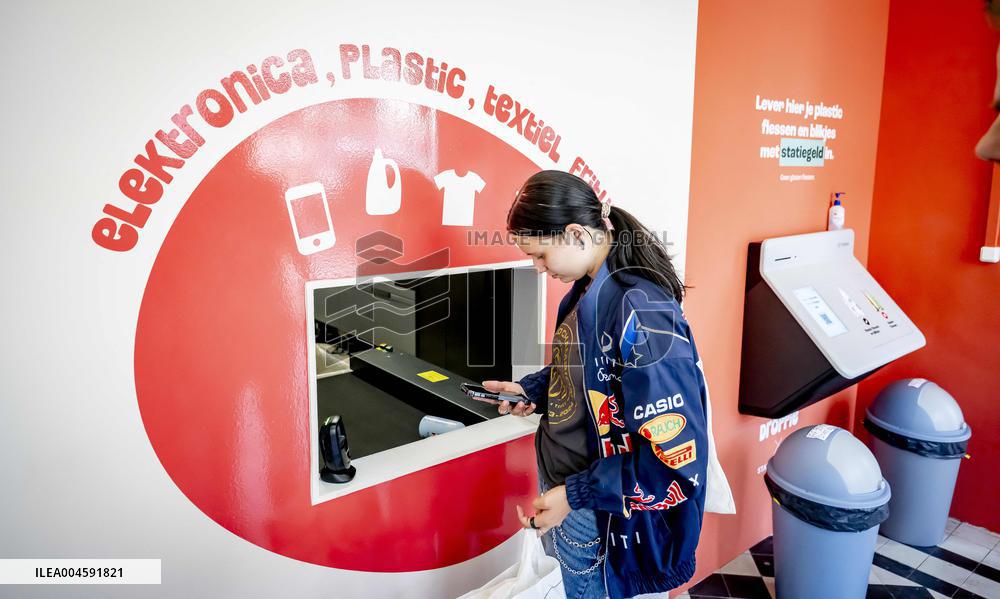 Recycling Center Droppie Rewards Consumers for Clean Waste - The Hague